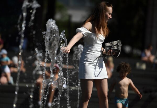 Отдыхающие в Парке искусств Музеон в Москве в жаркую погоду