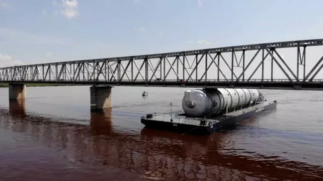 Паводок на реке Амур: под мостом не помещаются суда