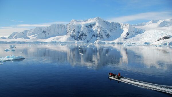 Лодка в Антарктиде