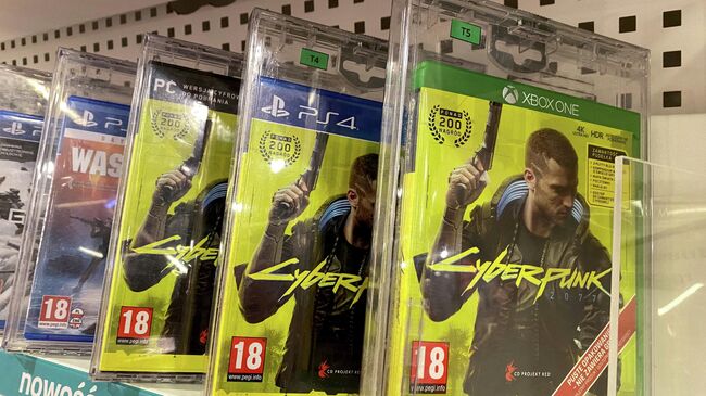 Коробки с игрой Cyberpunk 2077 на полке магазина в Польше