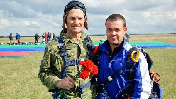 Ветерена войны Павел Плетнев с инструктором после прыжка с парашютом
