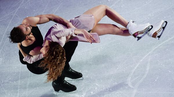 Габриэлла Пападакис и Гийом Сизерон, занявшие 2-е место в танцах на льду, во время показательных выступлений чемпионата мира по фигурному катанию в Хельсинки. 2017 год
