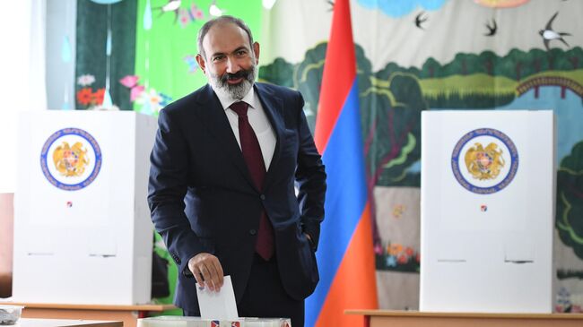 Исполняющий обязанности премьер-министра Никол Пашинян голосует на одном из избирательных участков во время досрочных парламентских выборов в Армении