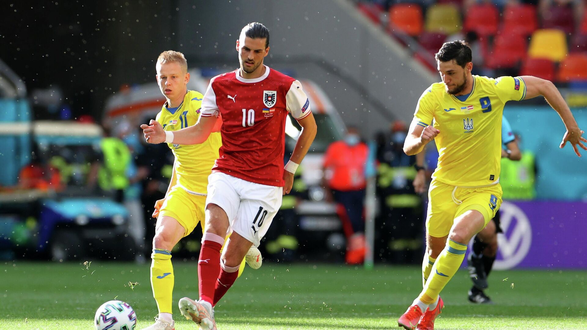 Нападающий сборной Украины Роман Яремчук, полузащитник сборной Австрии Флориан Гриллич и хавбек сборной Украины Александр Зинченко (справа налево) - РИА Новости, 1920, 21.06.2021