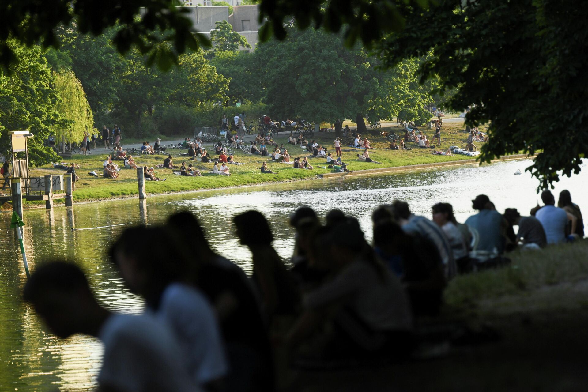 Люди сидят на берегу Ландвер-канала в жаркую погоду в Берлине - РИА Новости, 1920, 21.06.2021