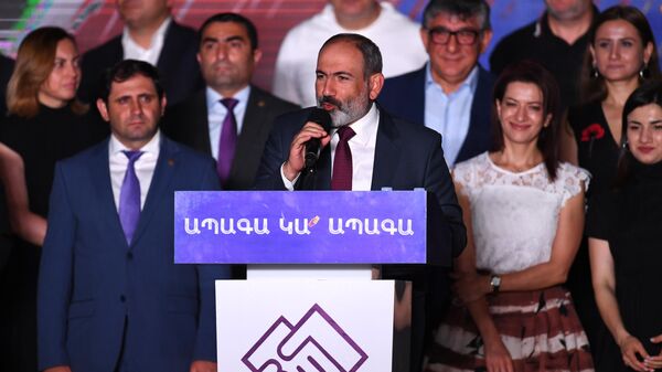 Исполняющий обязанности премьер-министра Никол Пашинян во время митинга своих сторонников в Ереване