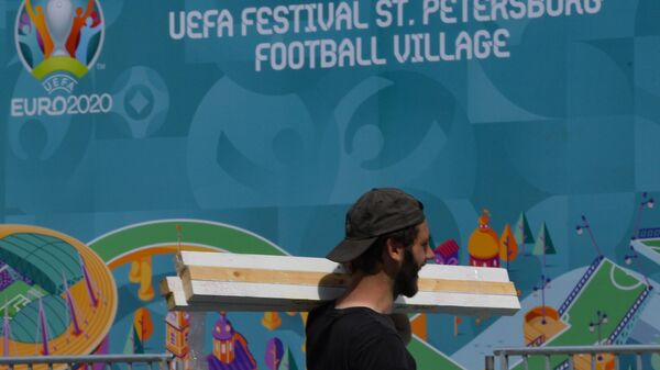 Монтаж футбольной деревни фестиваля UEFA EURO 2020 в Санкт-Петербурге. Футбольный турнир пройдет с 11 июня по 11 июля 2021 года. Впервые в истории чемпионата Европы по футболу матчи будут проходить в 12 городах.