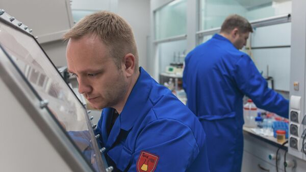 Научный сотрудник НИУ МИЭТ Илья Гаврилин в Лаборатории технологий наноматериалов