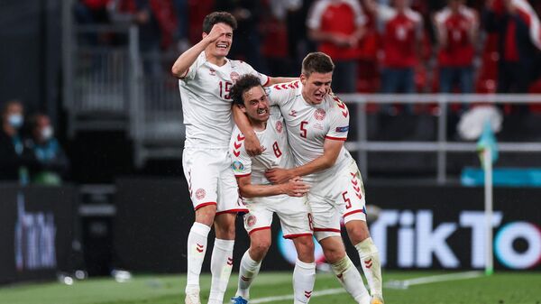 Футболисты сборной Дании радуются забитому мячу