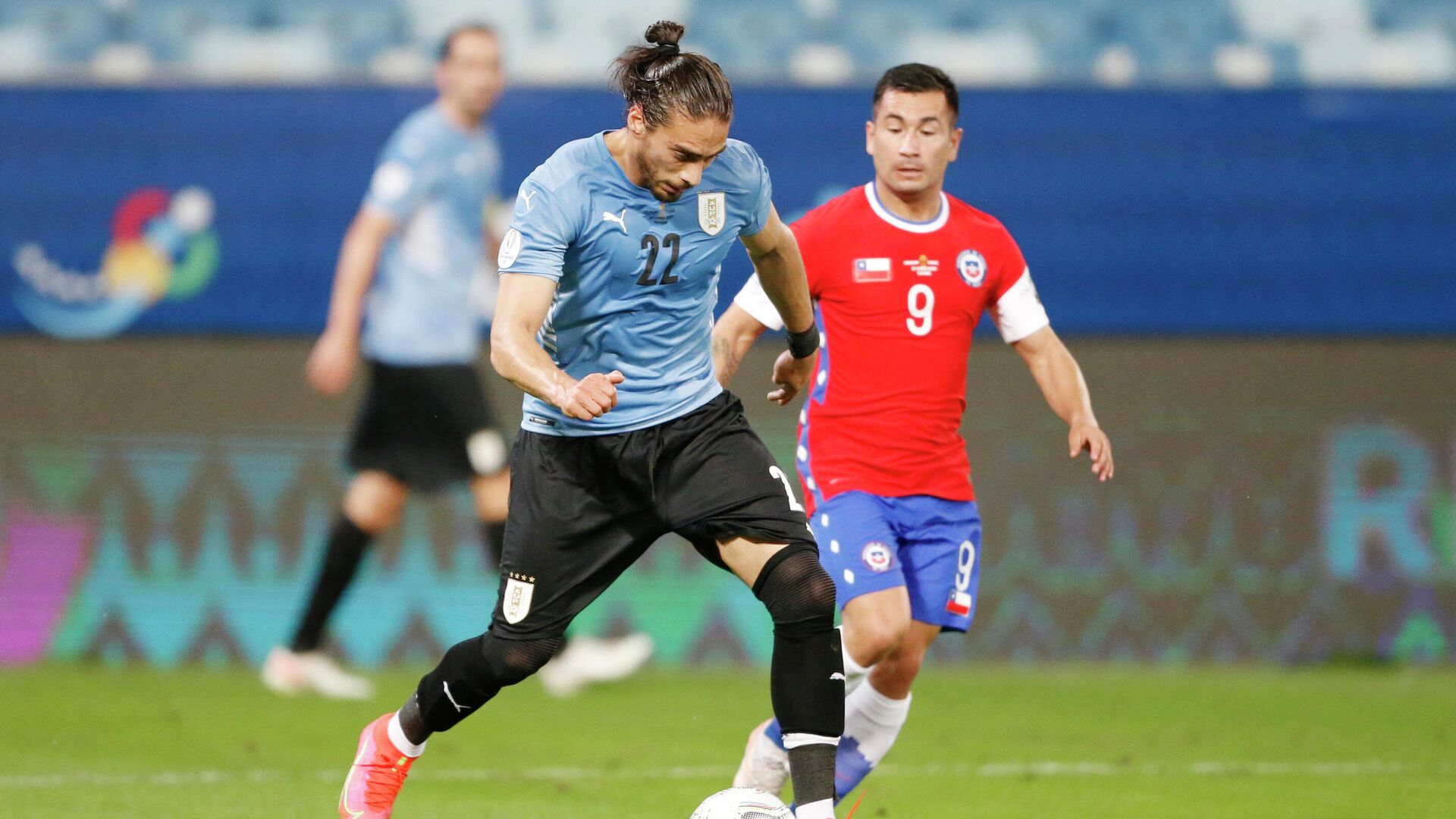 Soccer Football - Copa America 2021 - Group A - Uruguay v Chile - Arena Pantanal, Cuiaba, Brazil - June 21, 2021 Uruguay's Martin Caceres in action with Chile's Jean Meneses REUTERS/Mariana Greif - РИА Новости, 1920, 22.06.2021