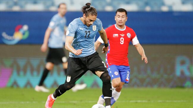 Soccer Football - Copa America 2021 - Group A - Uruguay v Chile - Arena Pantanal, Cuiaba, Brazil - June 21, 2021 Uruguay's Martin Caceres in action with Chile's Jean Meneses REUTERS/Mariana Greif