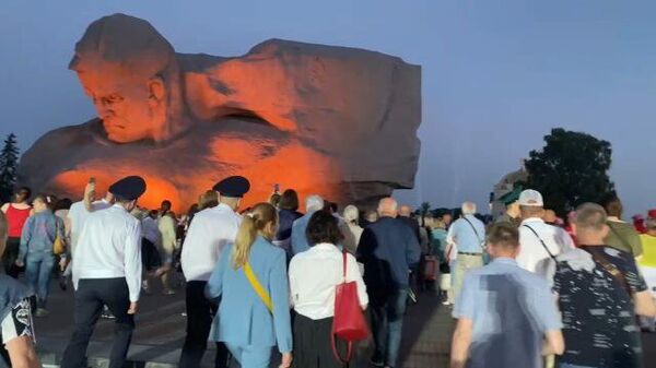 Тысячи людей на рассвете пришли почтить память защитников Брестской крепости