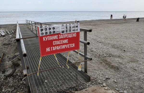Знак Купание запрещено на городском пляже Ялты