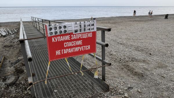 Знак Купание запрещено на городском пляже Ялты