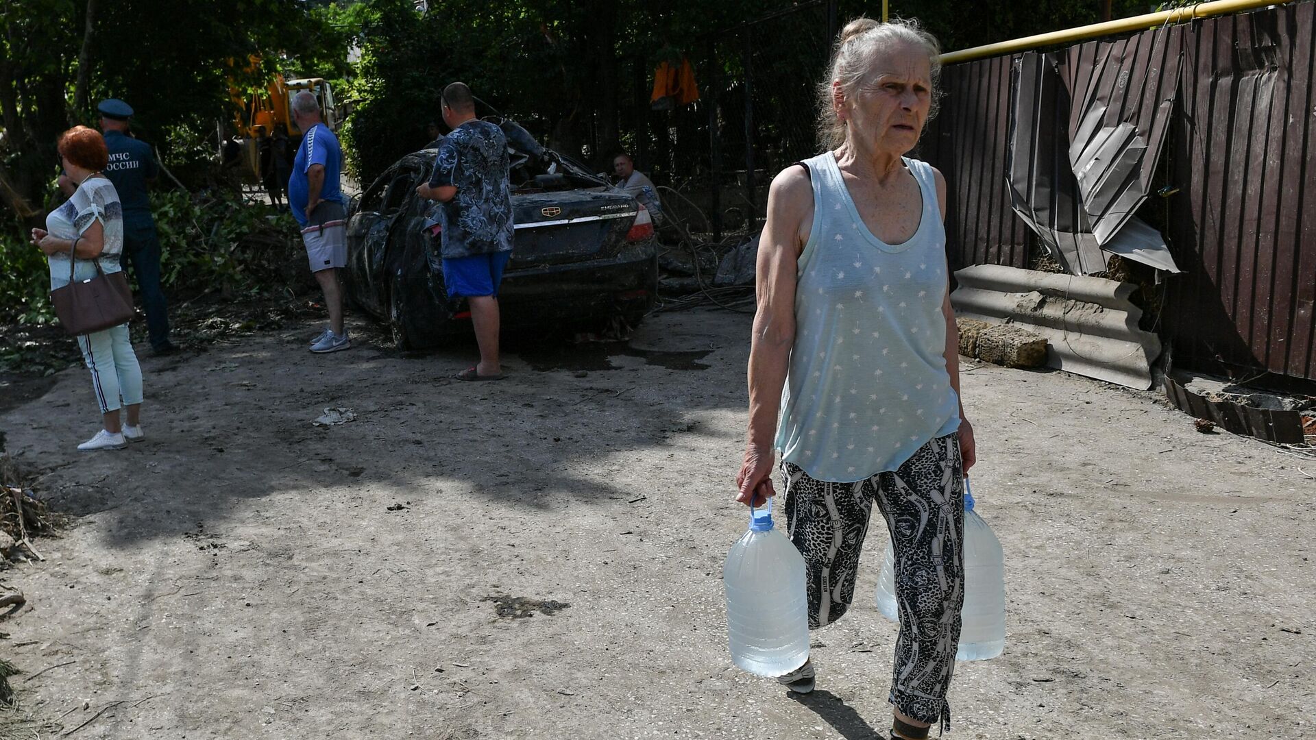 Сотрудники МЧС и местные жители на одной из улиц Ялты во время ликвидации последствий наводнения - РИА Новости, 1920, 22.06.2021