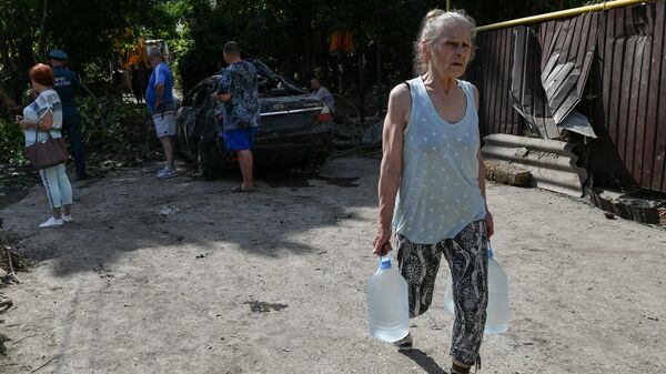 Сотрудники МЧС и местные жители на одной из улиц Ялты во время ликвидации последствий наводнения