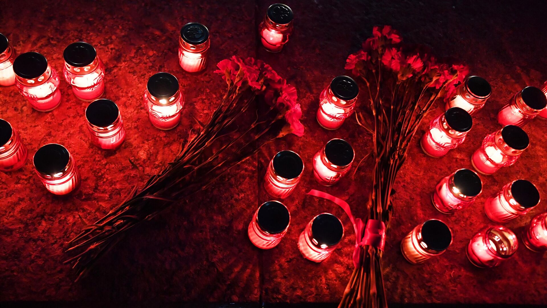 Свечи, зажженные во время акции Свеча памяти перед Музеем Победы в Москве - РИА Новости, 1920, 22.06.2021