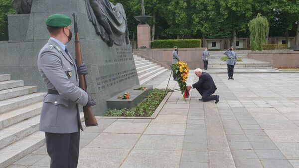 Президент ФРГ Франк-Вальтер Штайнмайер во время возложения венка в советском военном мемориале в Берлин-Панкове