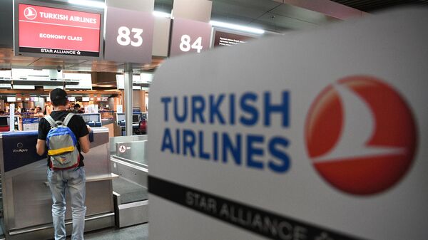 Пассажир регистрируется на рейс Turkish Airlines