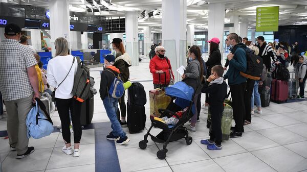 Пассажиры во время регистрации на рейс Новосибирск - Анталья авиакомпании Nordwind в аэропорту Толмачево