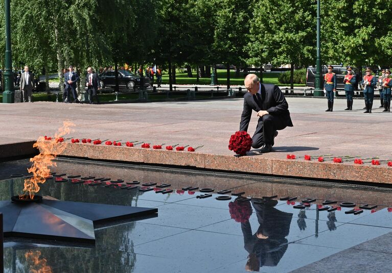 Президент РФ Владимир Путин на церемонии возложения венка и цветов к Могиле Неизвестного Солдата в Александровском саду в День памяти и скорби