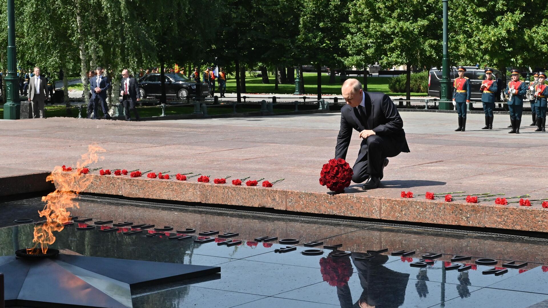 Президент РФ Владимир Путин на церемонии возложения венка и цветов к Могиле Неизвестного Солдата в Александровском саду в День памяти и скорби - РИА Новости, 1920, 22.06.2021