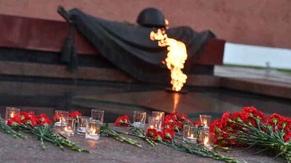 Цветы и свечи, возложенные во время акции Вахта памяти. Вечный огонь в Александровском саду в Москве