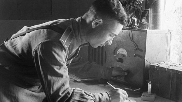 Корреспондент армейской газеты Слово бойца старший лейтенант Зиновий Шкапенюк за записью сводки Совинформбюро. 1944