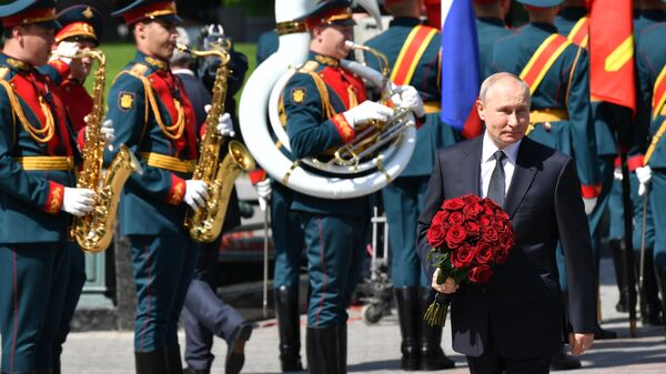 Президент РФ Владимир Путин на церемонии возложения цветов к Могиле Неизвестного Солдата в Александровском саду в День памяти и скорби