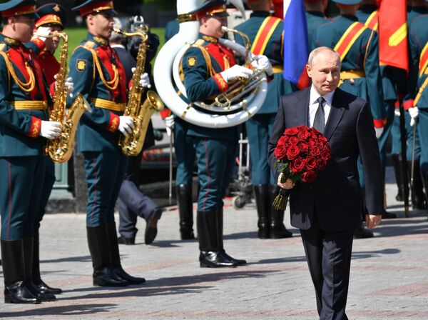 Президент РФ Владимир Путин на церемонии возложения цветов к Могиле Неизвестного Солдата в Александровском саду в День памяти и скорби