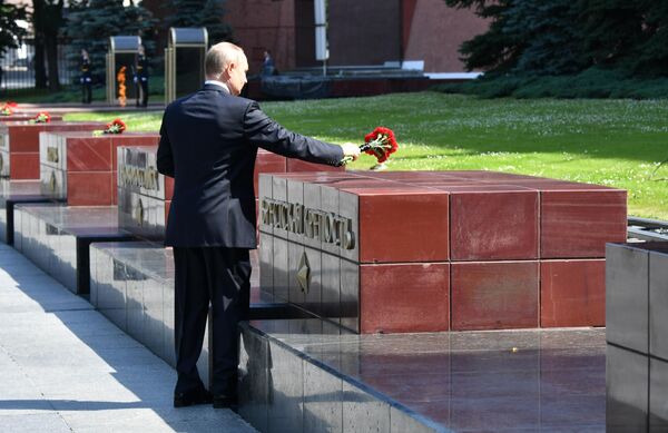Президент РФ Владимир Путин возлагает цветы на Аллее городов-героев в Александровском саду в День памяти и скорби