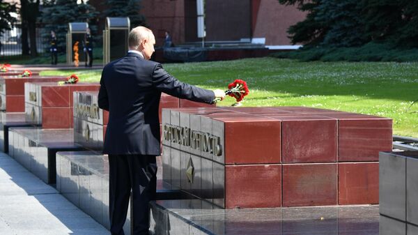 Президент РФ Владимир Путин возлагает цветы на Аллее городов-героев в Александровском саду в День памяти и скорби