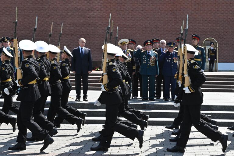 Президент РФ Владимир Путин на церемонии возложения цветов к Могиле Неизвестного Солдата в Александровском саду в День памяти и скорби