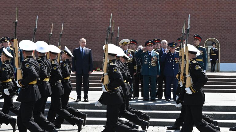 Президент РФ Владимир Путин на церемонии возложения цветов к Могиле Неизвестного Солдата в Александровском саду в День памяти и скорби