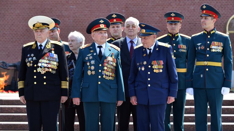 Ветераны на церемонии возложения цветов к Могиле Неизвестного Солдата в Александровском саду в День памяти и скорби