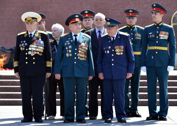 Ветераны на церемонии возложения цветов к Могиле Неизвестного Солдата в Александровском саду в День памяти и скорби