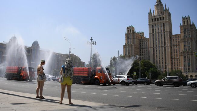 Полив проезжей части дороги в Москве