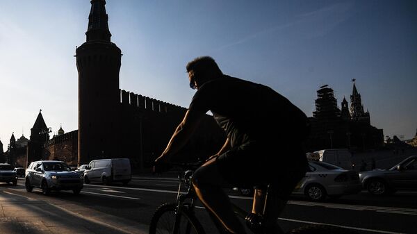 Велосипедист на фоне кремля в Москве