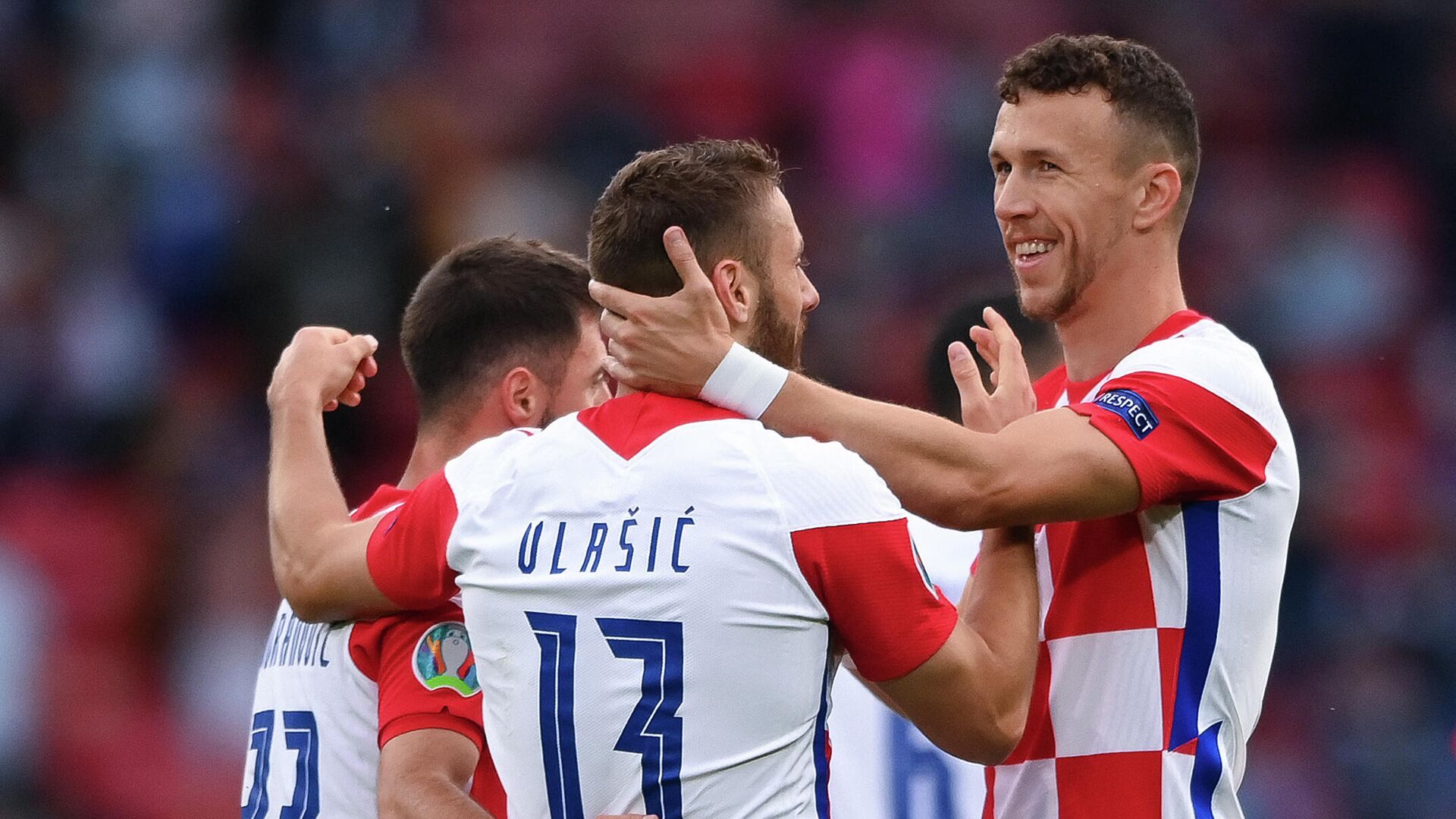 Croatia's midfielder Nikola Vlasic (C) celebrates with teammates after scoring the first goal during the UEFA EURO 2020 Group D football match between Croatia and Scotland at Hampden Park in Glasgow on June 22, 2021. (Photo by Stu Forster / POOL / AFP) - РИА Новости, 1920, 22.06.2021