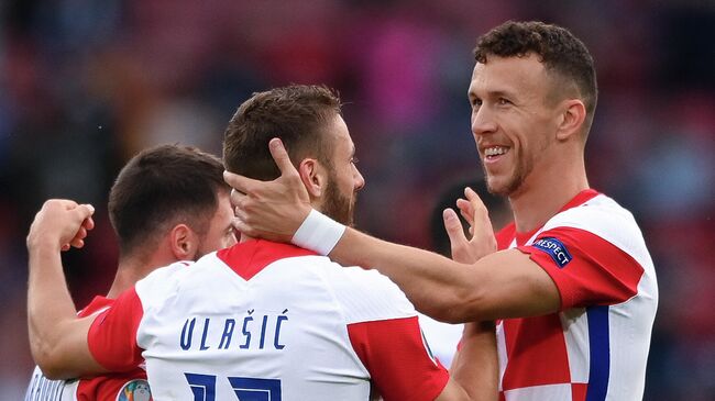 Croatia's midfielder Nikola Vlasic (C) celebrates with teammates after scoring the first goal during the UEFA EURO 2020 Group D football match between Croatia and Scotland at Hampden Park in Glasgow on June 22, 2021. (Photo by Stu Forster / POOL / AFP)