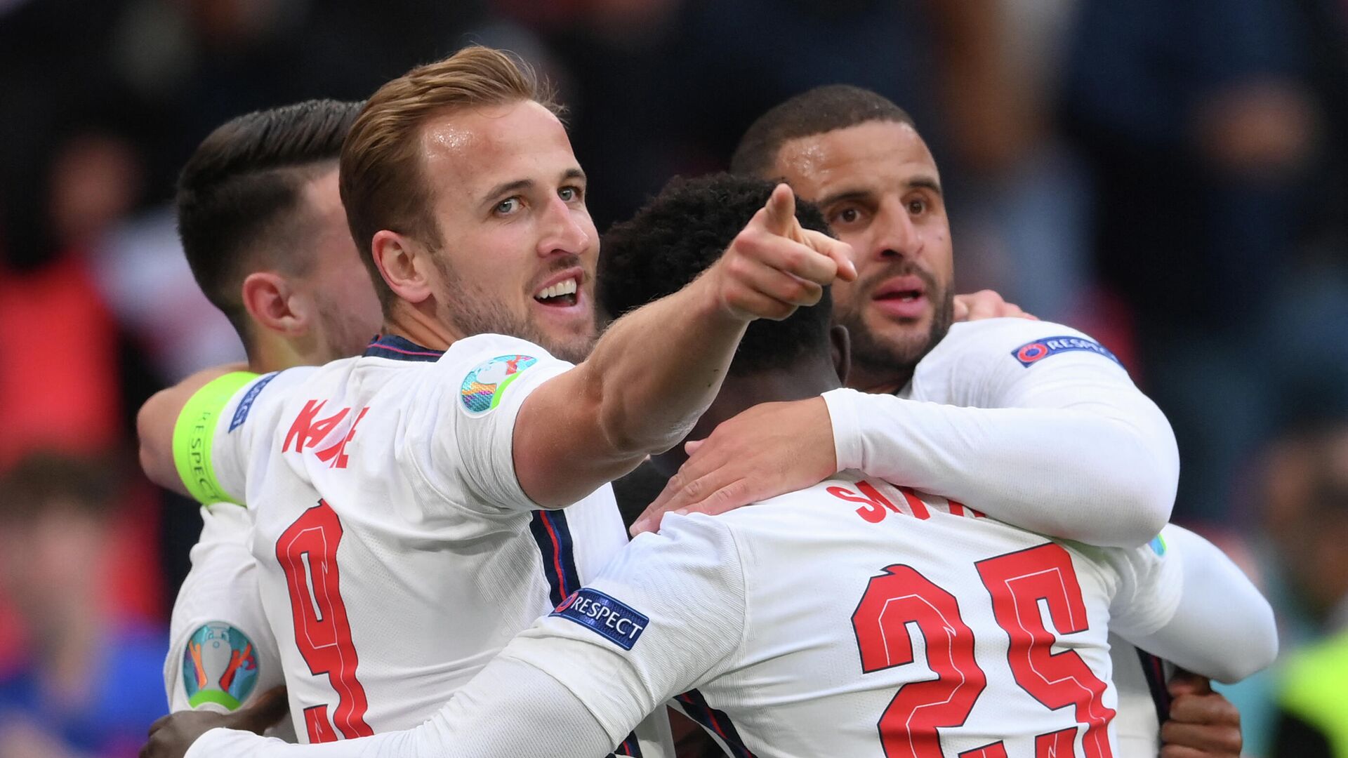 England's forward Raheem Sterling (hidden) celebrates scoring the opening goal with his teammates including England's forward Harry Kane, England's midfielder Bukayo Saka and England's defender Kyle Walker during the UEFA EURO 2020 Group D football match between Czech Republic and England at Wembley Stadium in London on June 22, 2021. (Photo by Laurence Griffiths / POOL / AFP) - РИА Новости, 1920, 22.06.2021