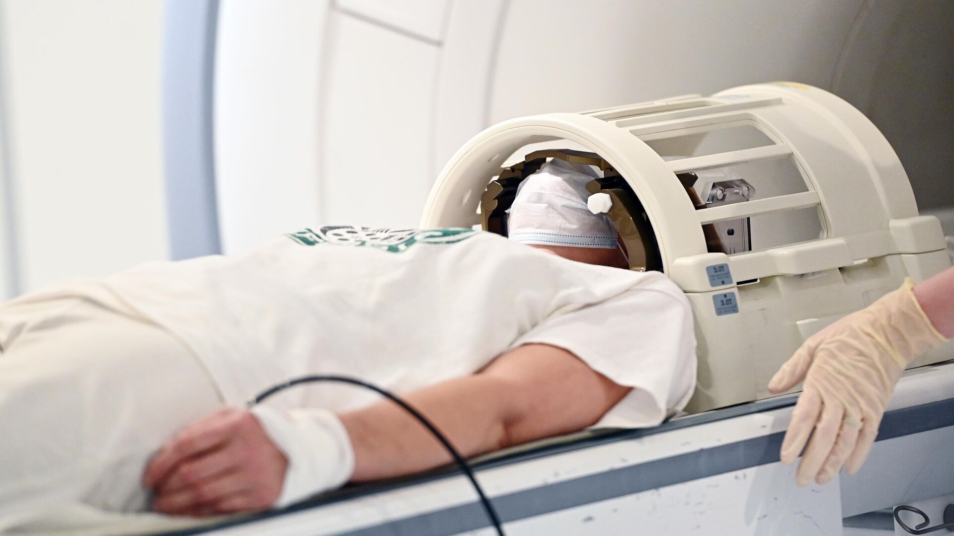 Пациент проходит обследование с помощью аппарата магнитно-резонансной томографии - РИА Новости, 1920, 23.06.2021
