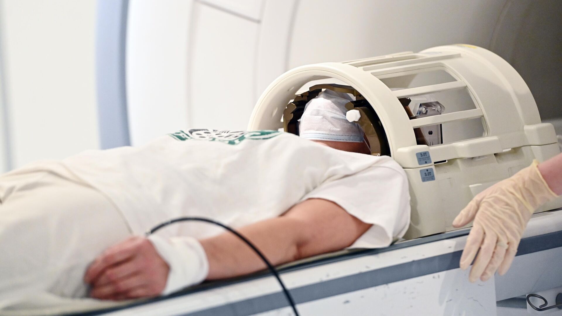 Пациент проходит обследование с помощью аппарата магнитно-резонансной томографии - РИА Новости, 1920, 23.06.2021