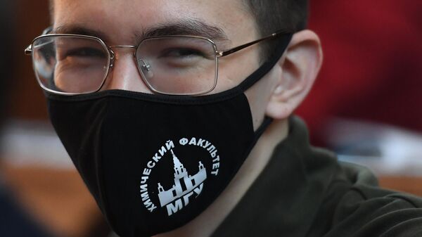 Студент в защитной маске во время лекции в аудитории Московского государственного университета имени М. В. Ломоносова
