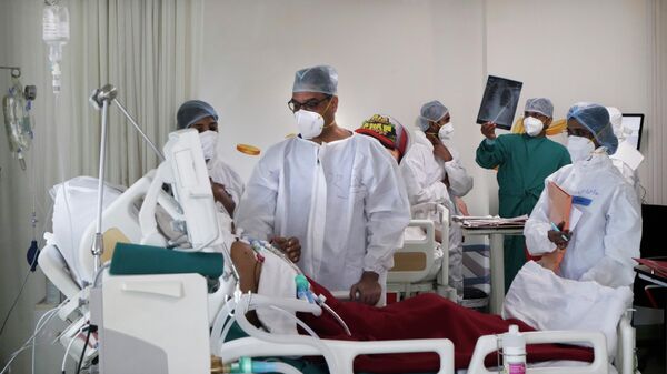 Медицинские работники в госпитале для зараженных коронавирусной инфекцией COVID-19 в городе Мумбай, Индия
