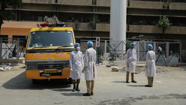 Медицинские работники возле госпиталя для зараженных коронавирусной инфекцией COVID-19 в городе Джамму, Индия