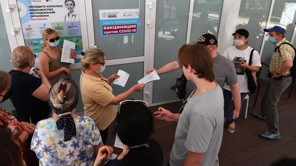Посетители павильона Здоровая Москва в парке Сокольники ожидают вакцинации от COVID-19