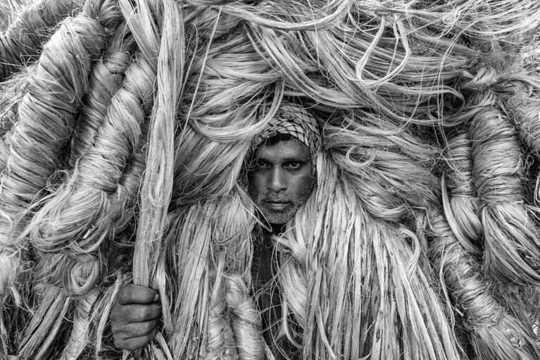 Работа фотографа из Бангадеш Azim Khan Ronnie The man of golden fibers, занявшая третье место в категории Экологический портрет в конкурсе The International Portrait Photographer of the Year 2021