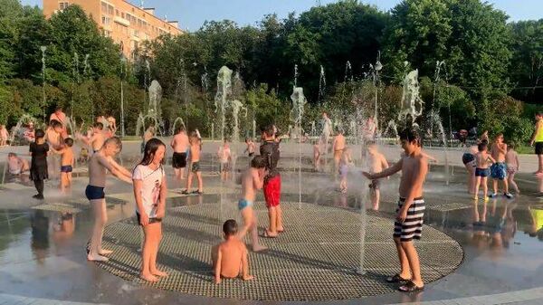 Спасительные фонтаны: как москвичи и приезжие спасаются от жары