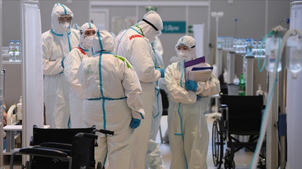 Медицинские работники во временном госпитале для пациентов с COVID-19 в Москве